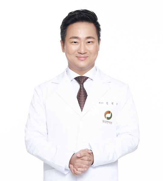위강한의원_계속되는 가슴통증과 마른기침? ‘역류성식도염’ 의심해봐야
