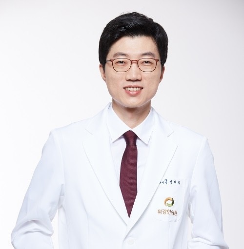 위강한의원_편두통 심할때 소화불량 동반된다면 위장 담적 영향도 봐야