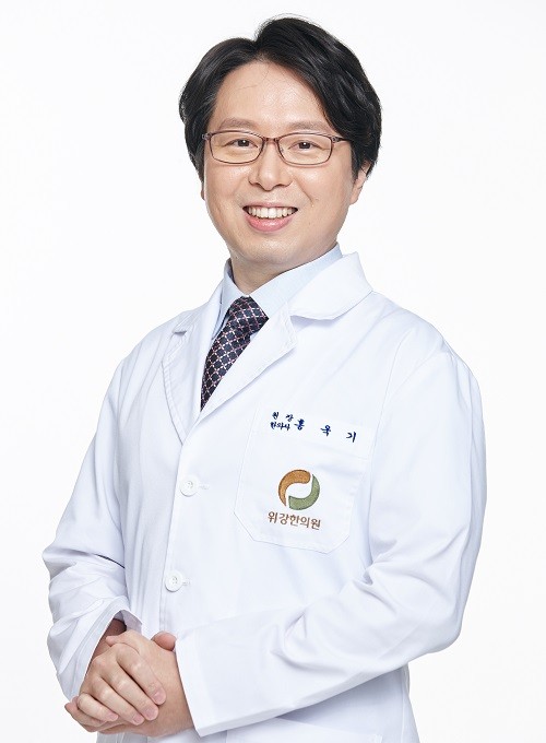 위강한의원_더부룩함·명치답답함 반복될 때 원인알고 바로 잡아야